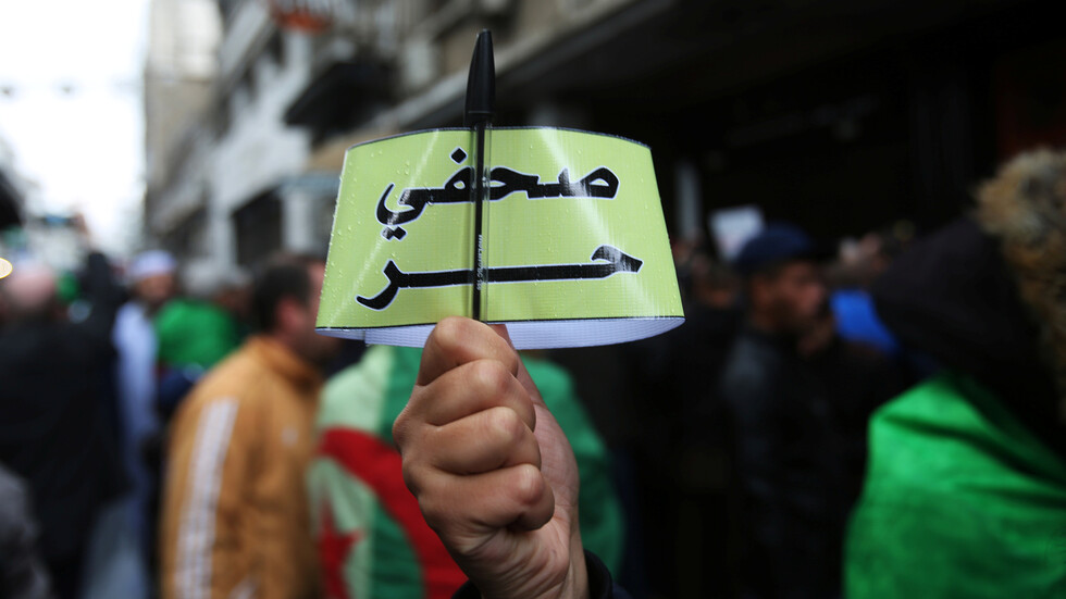 الجزائر.. تخفيض عقوبة السجن في حق الصحفي عبد الكريم زغيلاش