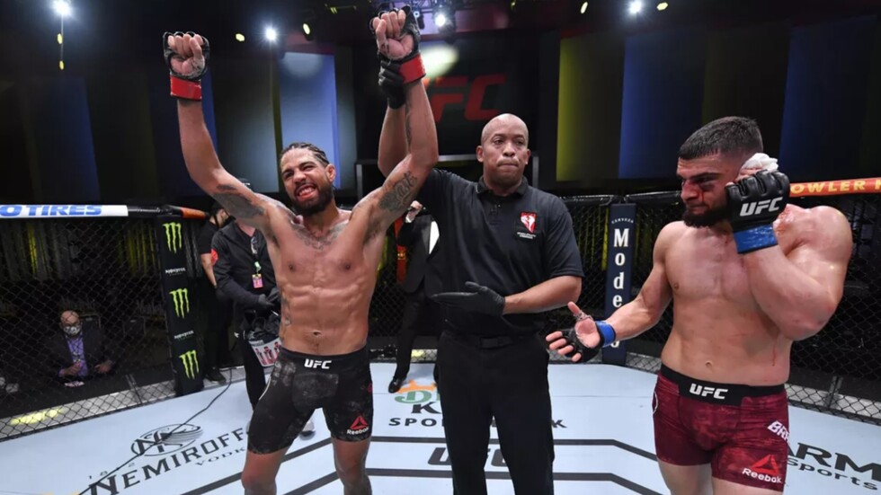 مشهد صادم.. مقاتل يمزق أذن خصمه ويفوز بالنزال