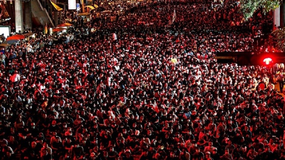 تايلاند.. المتظاهرون يلقون مطالبهم في حاويات القمامة أمام قصر الملك