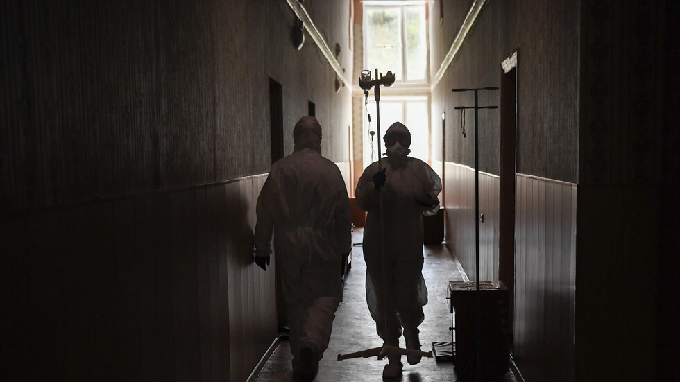 كورونا يصرع مطربة روسية وابنها جميل