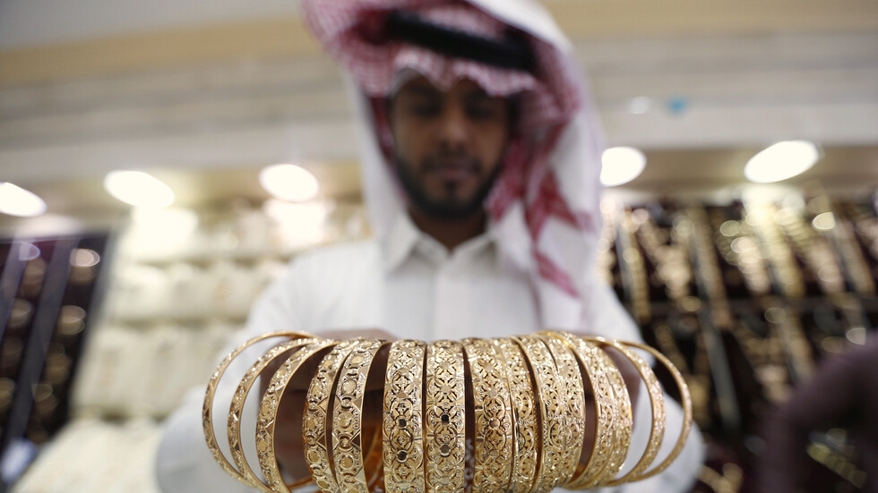 سعر أونصة الذهب يهوي بأكثر من 76 دولارا