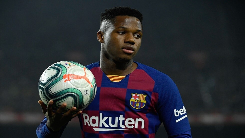 برشلونة يعلن مدة غياب نجمه فاتي عن الملاعب