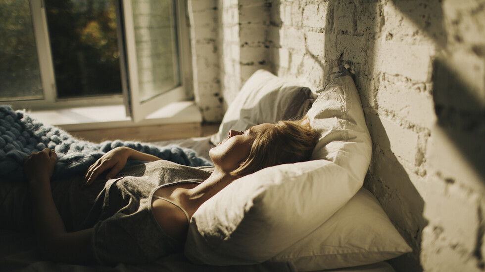 كيف يساعد النوم والنافذة مفتوحة في التقليل من خطر الإصابة بفيروس كورونا؟