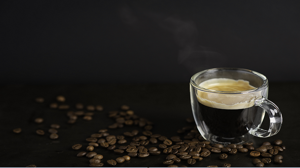 كيف تساعد القهوة على إعادة نمو الشعر لدى مرضى الثعلبة ذكرية الشكل؟