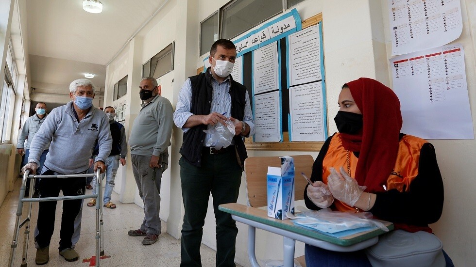 الأردن.. إحالة ناخب مصاب بكورونا إلى المدعي العام لمحاولته المشاركة بالاقتراع