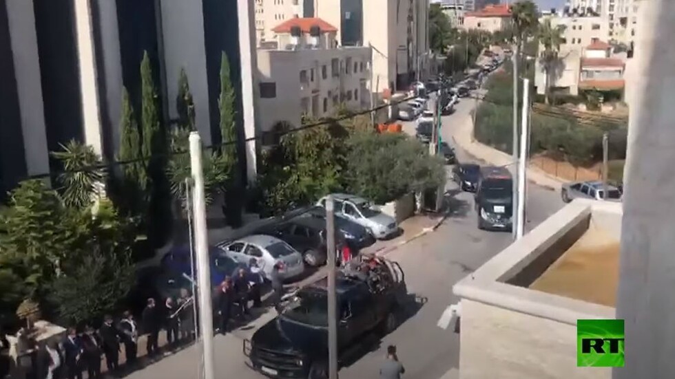 وصول جثمان صائب عريقات إلى رام الله