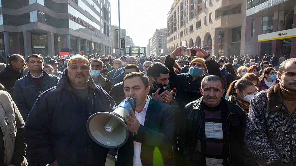 "نيكول خائن".. محتجون في يريفان يطالبون باستقالة باشينيان