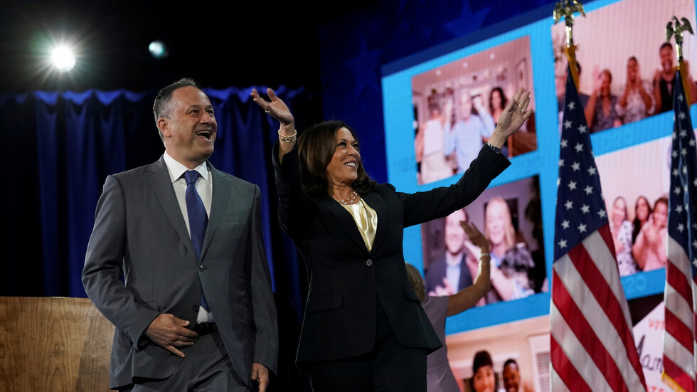 زوج هاريس يترك شركته للتركيز على دعم إدارة بايدن المستقبلية