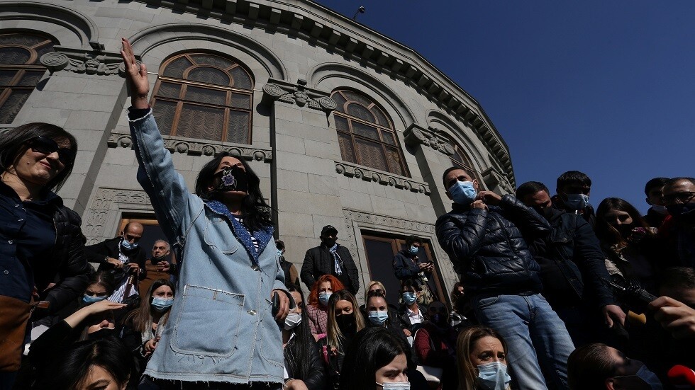 المعارضة الأرمنية تمهل باشينيان حتى منتصف الليل ليستقيل