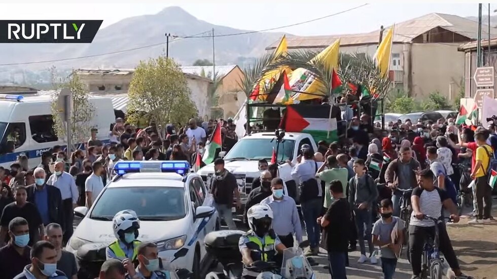 المئات يشاركون في تشييع صائب عريقات في أريحا