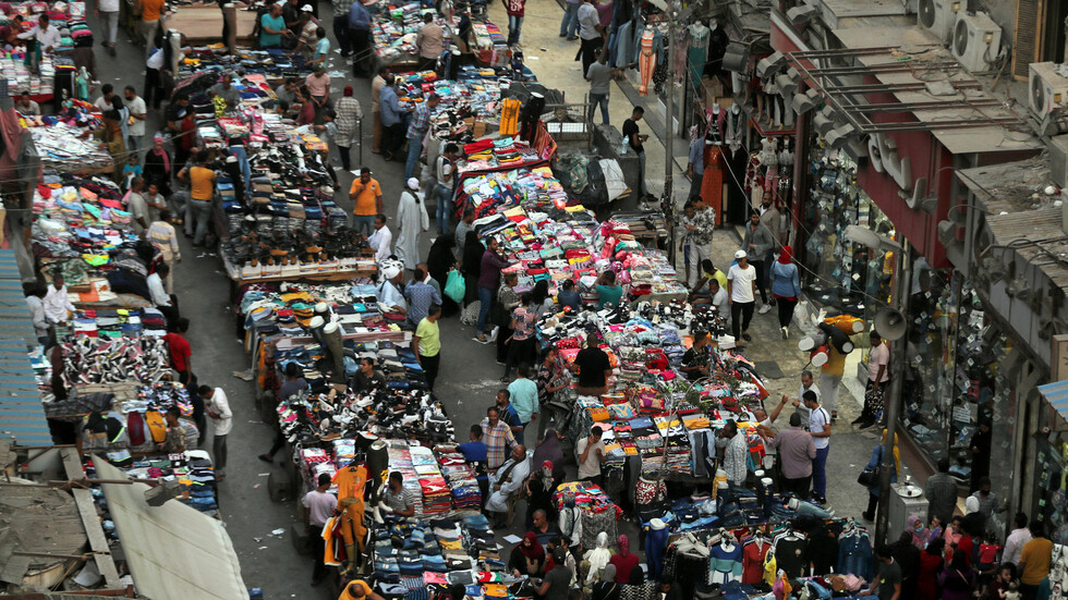 مصر تعيد فرض إجراءات كورونا المشددة