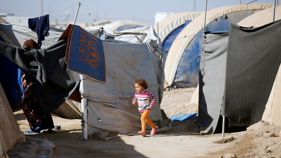 العراق يغلق مخيما للنازحين غرب البلاد