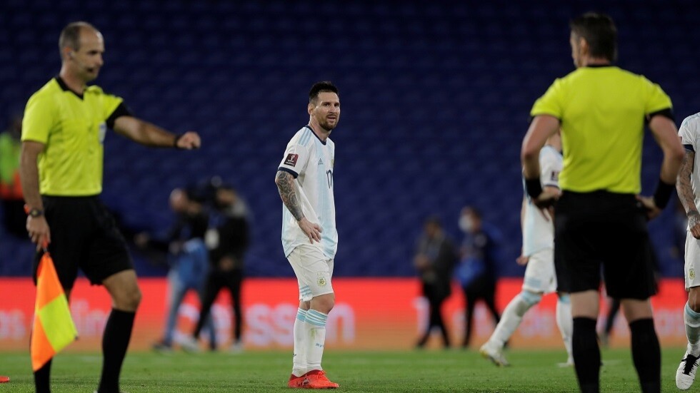 ميسي يشتعل غضبا في رده على حكم مباراة باراغواي