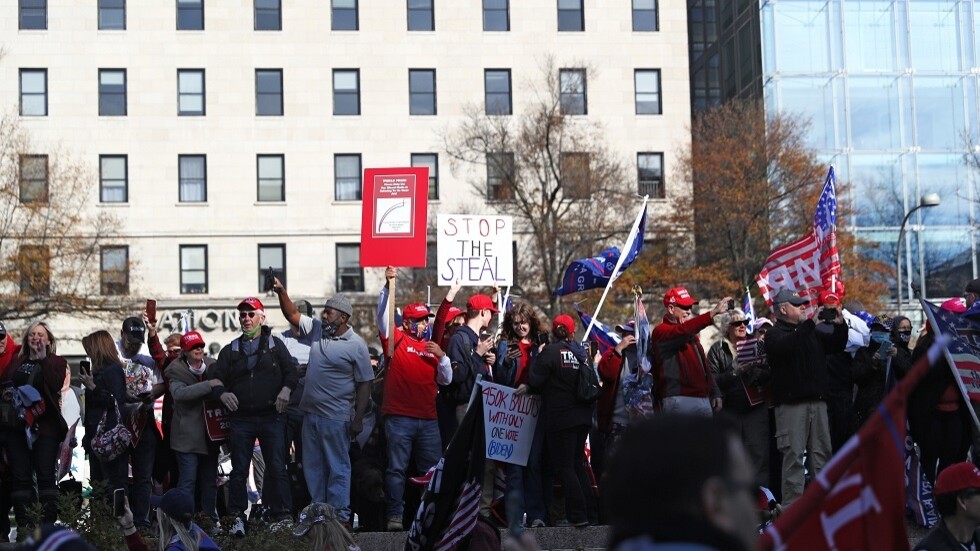 استقبله المؤيدون بالتصفيق.. موكب ترامب يصل إلى نادي الغولف في فيرجينيا