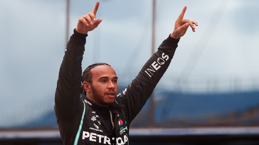 البريطاني هاميلتون يعادل الرقم القياسي العالمي لشوماخر في 