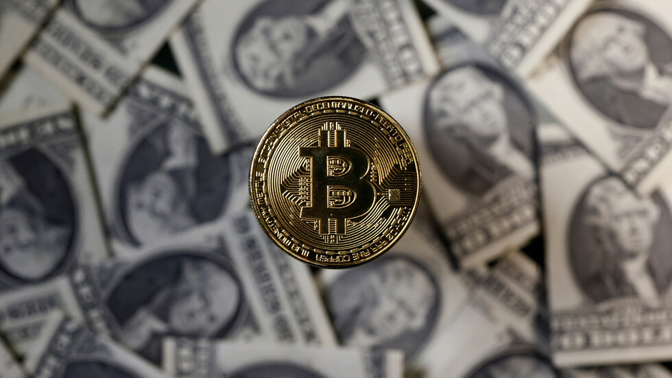 مستثمرون يتخلون عن الدولار لصالح "البيتكوين" والذهب