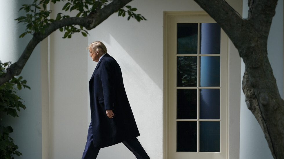 صحيفة: ترامب درس توجيه ضربة عسكرية لإيران مؤخرا