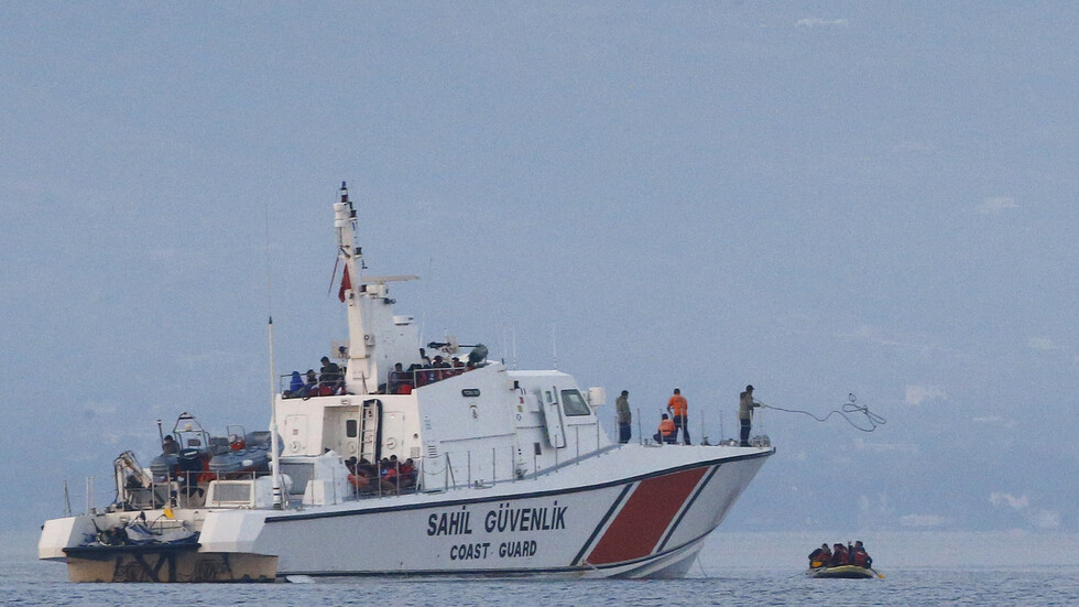 خفر السواحل التركي ينقذ 27 لاجئا بعد منعهم من دخول اليونان
