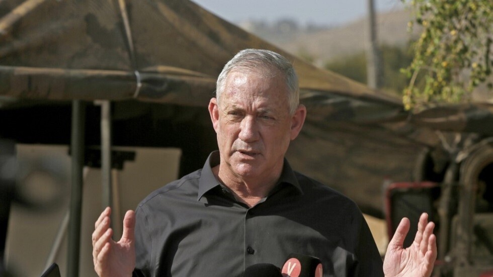 "يديعوت أحرونوت": غانتس بعث برسالة واضحة للفلسطينيين حتى يستأنفوا التنسيق