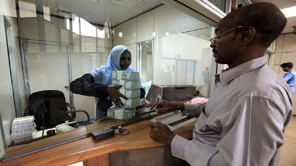 البنوك السودانية تتخذ أولى الخطوات نحو إنهاء عقدين من العزلة