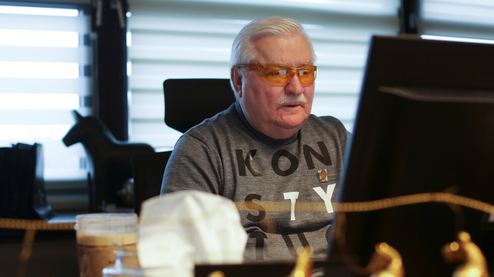 ليش فاليسا: ترامب لا يجيد حل المشاكل