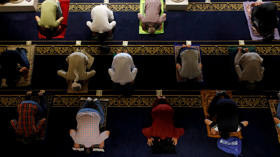 وزارة الأوقاف المصرية: من كان يحب أن تظل بيوت الله مفتوحة فعليه أن يلتزم بالإجراءات الوقائية