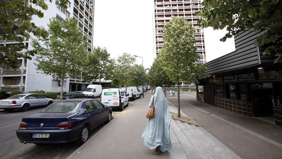 وزير الداخلية الفرنسي يأمر بحل جمعية "التجمع ضد الإسلاموفوبيا في فرنسا".. والأخيرة غير مكترثة