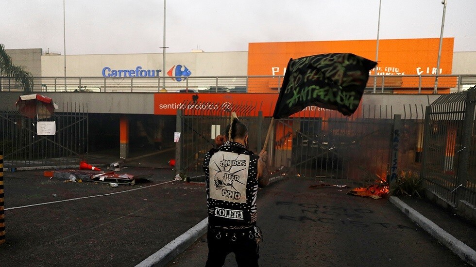 ضرب رجل أسود حتى الموت بمتجر يفجر أعمال عنف في البرازيل (فيديو)