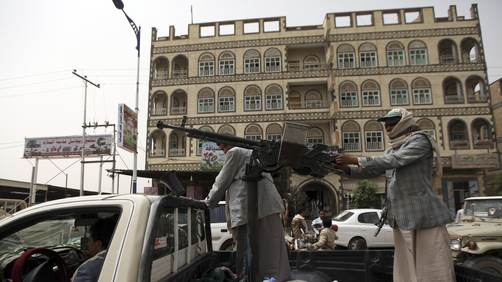 اليمن.. حركة أنصار الله تسيطر على معسكر ماس في محافظة مأرب