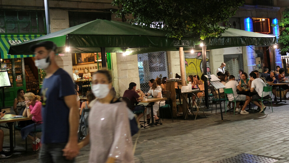 الشرطة الإسبانية تطلق النار في برشلونة على رجل دون مأوى هددها بخنجر