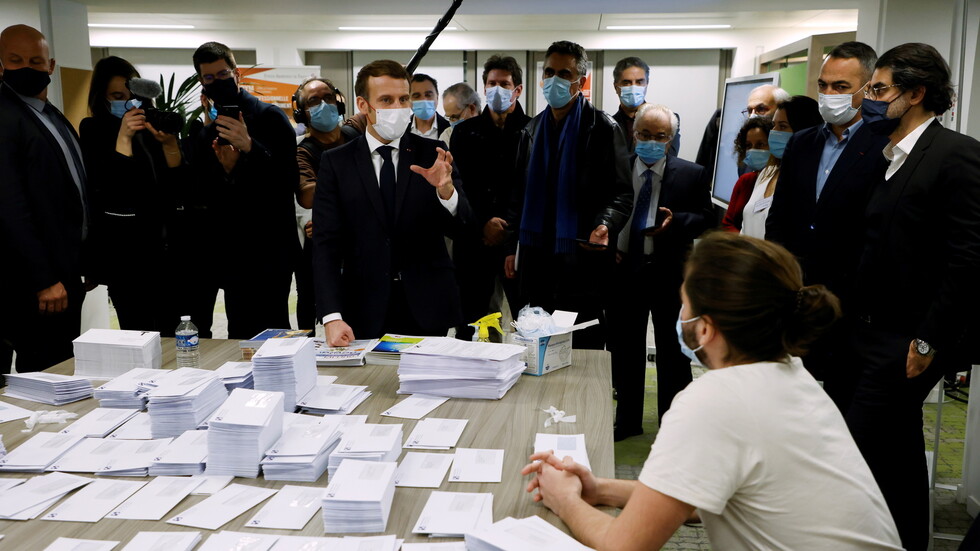 ماكرون يزور مؤسسة خيرية أرمنية في باريس ويرسل طائرة مساعدات إلى يريفان