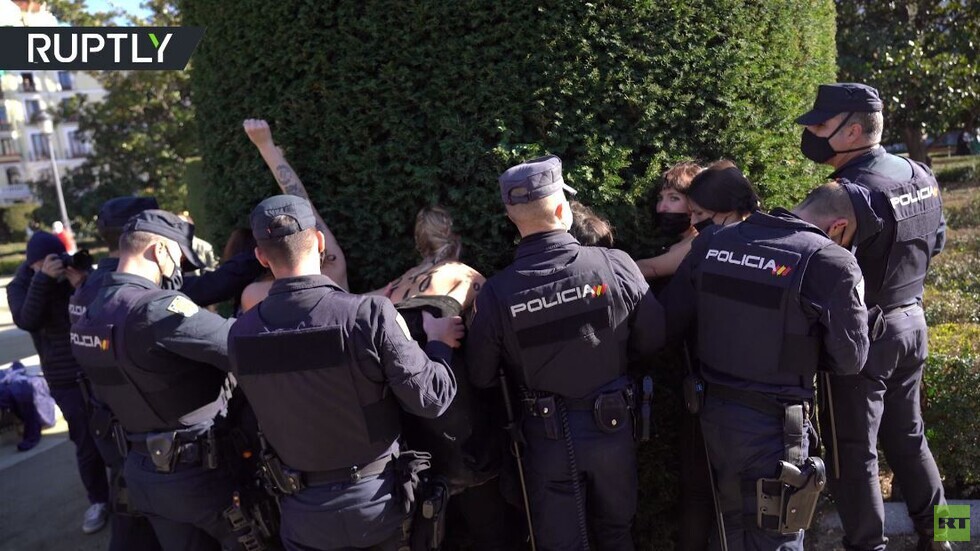 ناشطات "فيمين" يقتحمن بصدورهن العارية مظاهرة تحيي ذكرى فرانثيسكو فرانكو