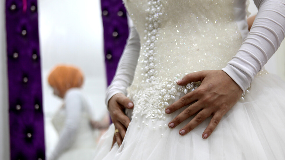 مصري يجمع بين 4 زوجات في منزل واحد: يتبارين في إسعادي