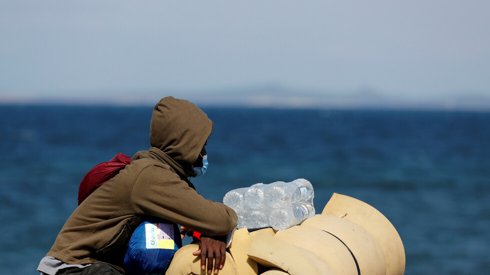 خفر السواحل اليوناني يعثر على 13 مهاجرا سوريا وينتشل جثة