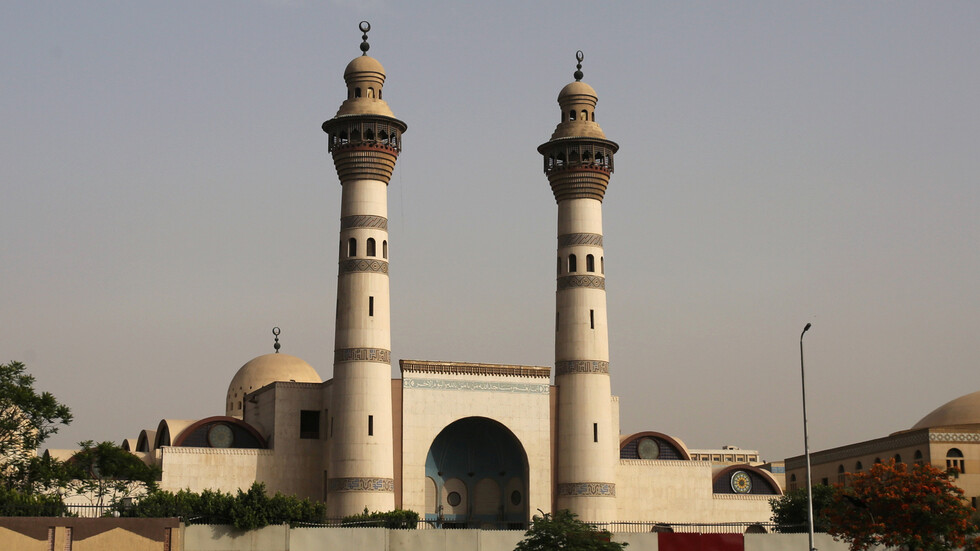 بالفيديو.. مطرب مصري يثير جدلا بين فقهاء ونقابة قراء القرآن