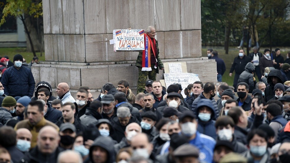 إعفاء نصف أعضاء حكومة أرمينيا من مناصبهم