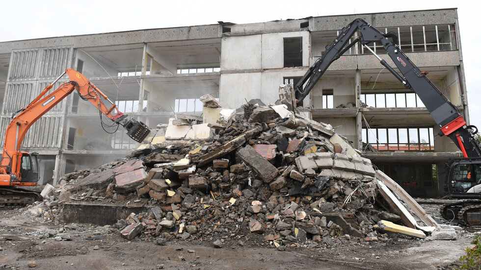 إزالة مبنى "السفينة" في السعودية