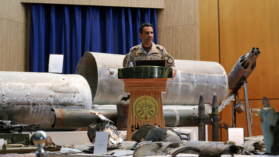 التحالف العربي يؤكد إصابة سفينة تجارية جراء إحباط "عمل إرهابي" في البحر الأحمر