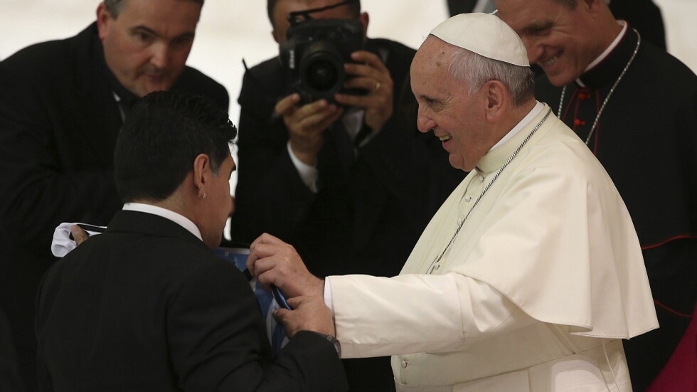 البابا فرنسيس يصلي من أجل مارادونا
