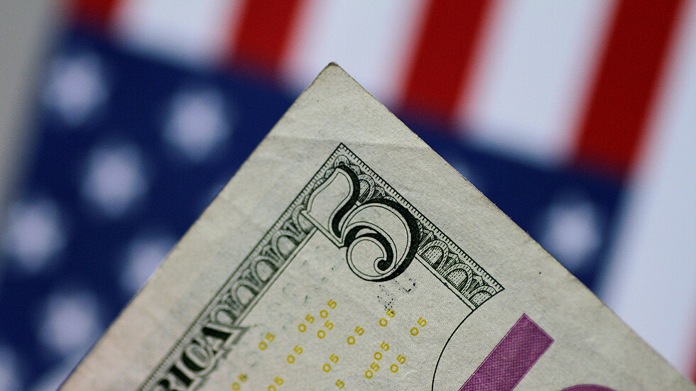 الدولار ينخفض وسط تحذيرات من مزيد من التراجع