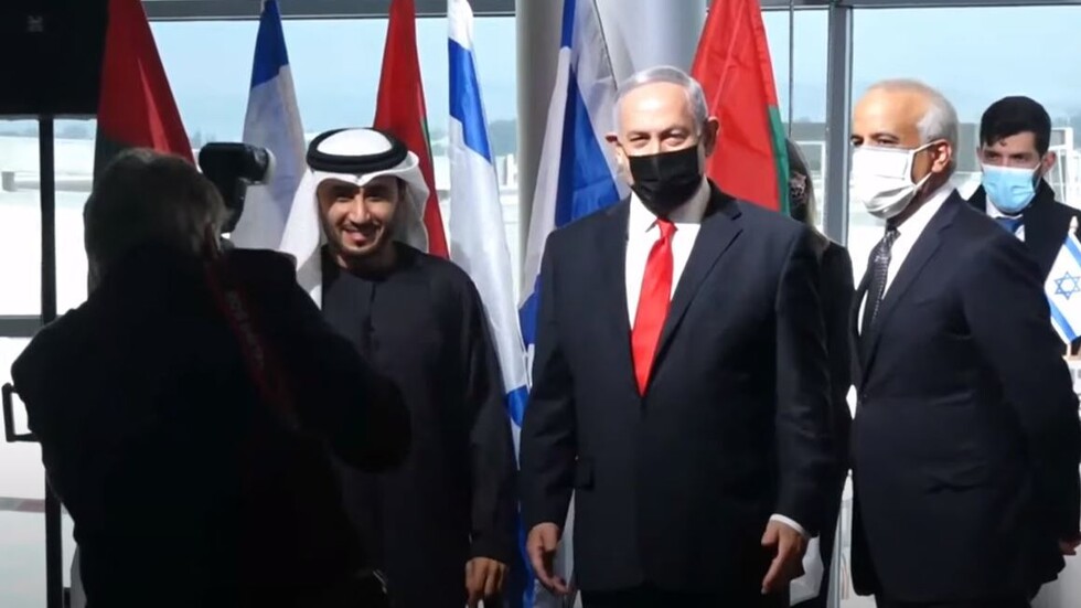 شاهد.. نتنياهو يستقبل أول طائرة تجارية إماراتية قادمة من دبي