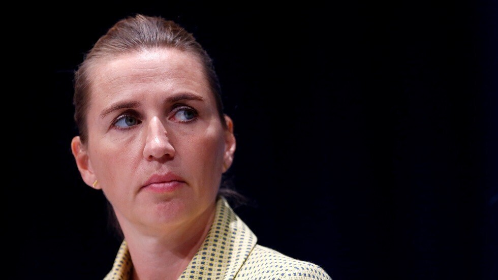 رئيسة وزراء الدنمارك تبكي أثناء زيارة مزرعة أعدمت حيوانات المنك بسبب كورونا (فيديو)