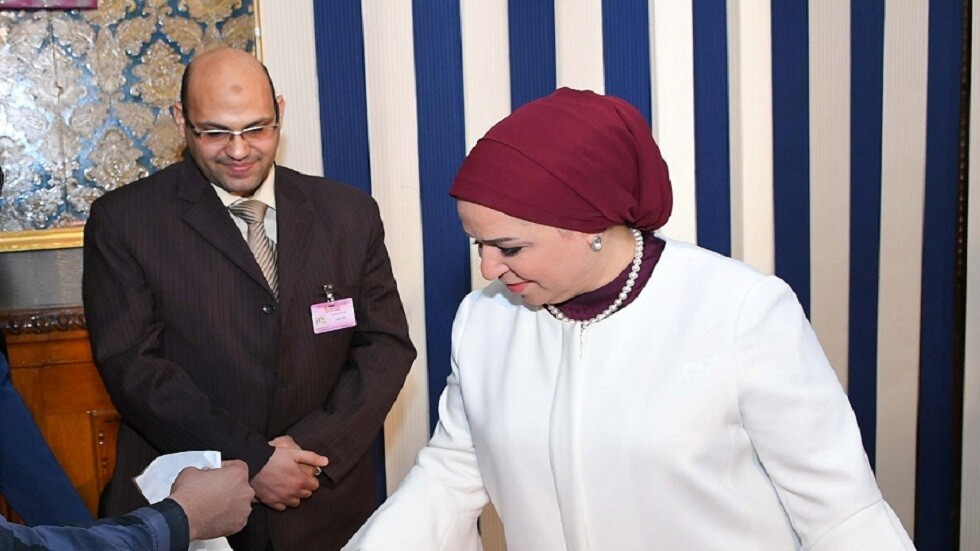 قرينة السيسي تكشف جوانب من حياتهما الخاصة (فيديو)