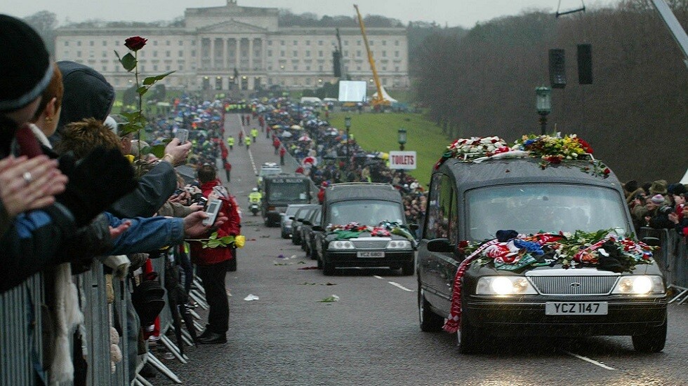 دفن مارادونا بالقرب من قبري والديه خلال مراسم خاصة (فيديو)