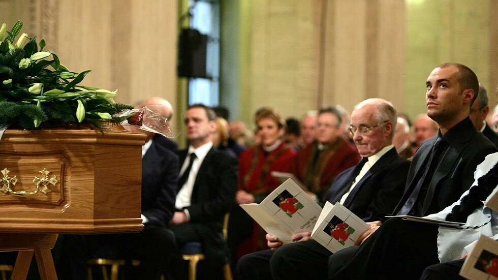 طرد عامل استقبال جنائزي من وظيفته لتصرفه