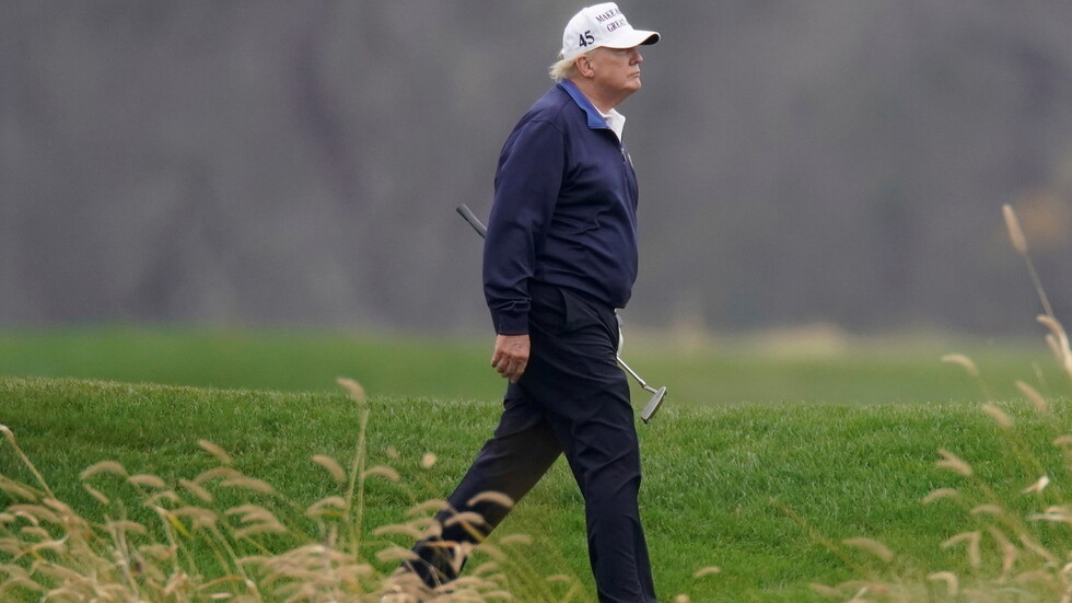 ترامب ينزعج من حفرة الغولف ويصفها باللعينة (فيديو)