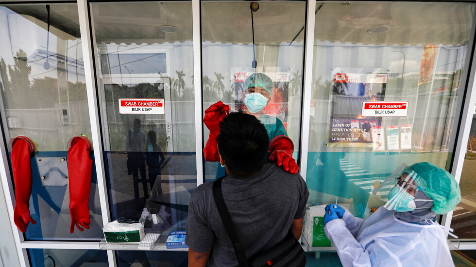 إندونيسيا تسجل ارتفاعا قياسيا بإصابات ووفيات كورونا