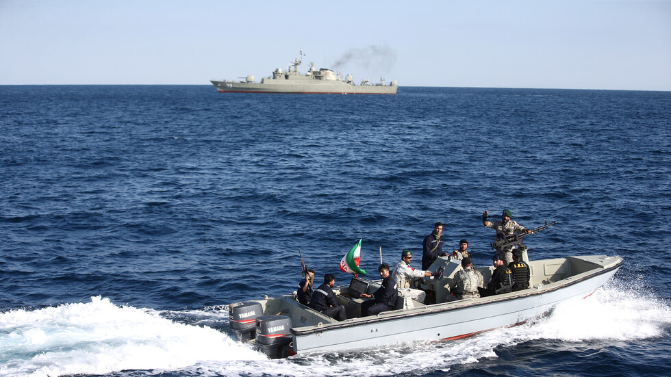 رئيس أركان الجيش الإيراني: القوة البحرية وسعت عمقها الاستراتيجي في شواطئ الخليج وبحر عمان