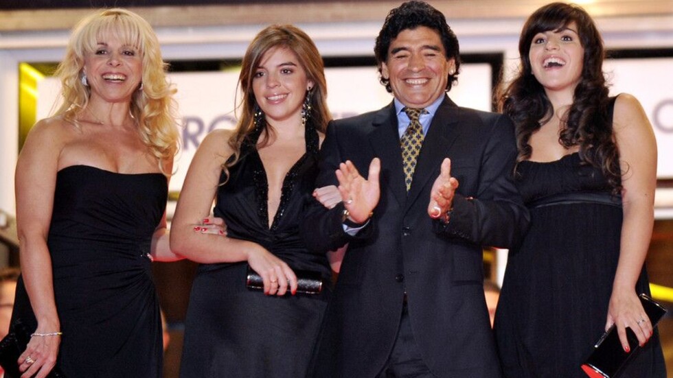 أطفال غير معترف بهم ولم يترك وصية.. معركة متوقعة للتنازع على ميراث الأسطورة مارادونا