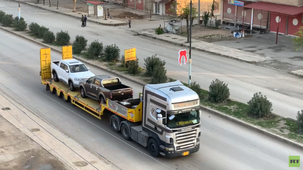 فيديو.. دخول حوالي 35 شاحنة للتحالف الدولي مدينة القامشلي